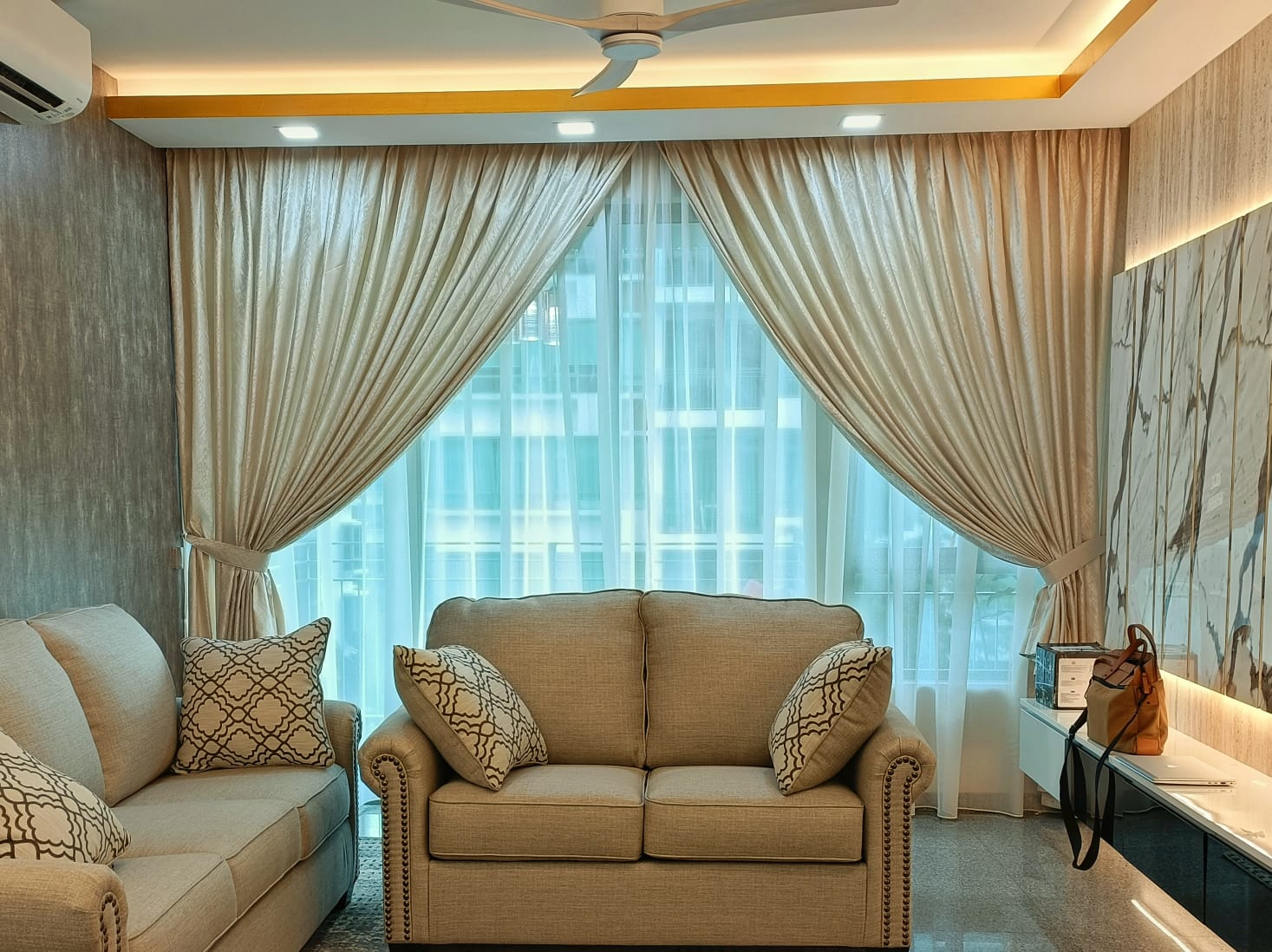 Singapore Curtain Shop, This is a Picture of Day and night curtain for Living Hall at Casa Merah Singapore, installed on 25th Oct 2021
